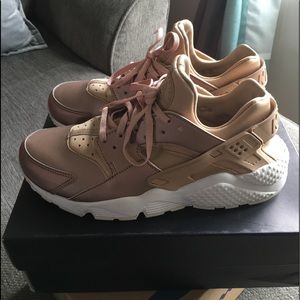 ROSE GOLD HUARACHE’s Size 8.5